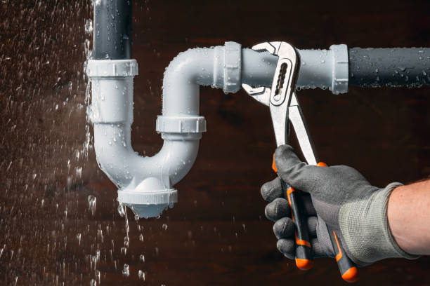 Professional Emergency Plumber technician working in Green Camp, OH
